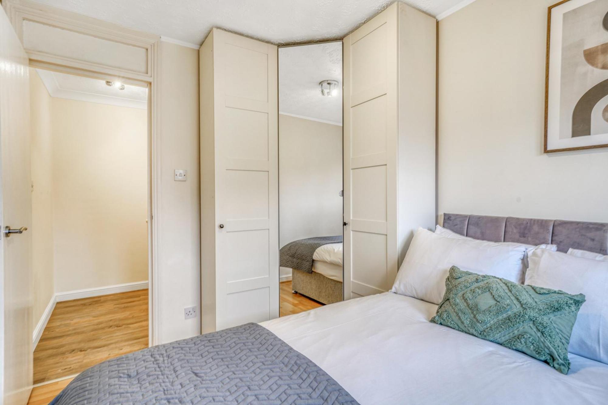 Executive 4 Bedroom Town House In Canada Water Free Wifi & Parking By City Stay Aparts Лондон Экстерьер фото